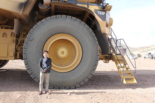 タイヤの直径が3m超の無人大型ダンプトラック「793F」