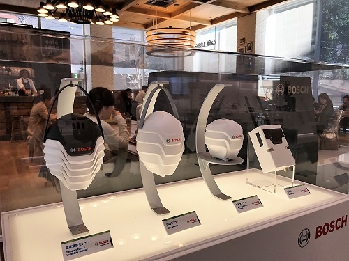 東京・渋谷のボッシュに展示されているPlantectのセンサー機器。左から温度湿度センサー、CO2センサー、日射センサー、通信機。日射センサーはハウス天井部に、それ以外はハウス内の任意の場所につるせる