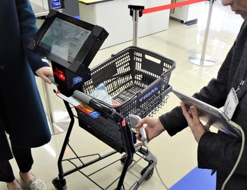 スマートレジカートで、クーポンのレコメンド、商品の登録・精算ができる
