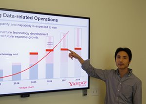ヤフーはシリコンバレーに開発拠点を開設し、データ量増大に備える（写真は岡本氏）
