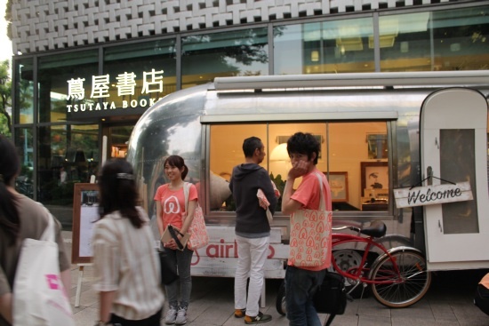 CCCとエアビーアンドビーは、5月27日から代官山T-SITE(写真)、5月31日からSHIBUYA TSUTAYAで店舗全体を使ったプロモーションを実施している
