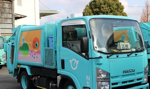 藤沢市のゴミ収集車の運転席の上部に装着したセンサーと通信機器。IoTソリューション企業のぷらっとホームが提供するゲートウエイ機器を利用し、センサー情報を集約し送信している