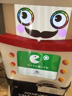 変なレストランをAIで案内するロボット(左)と、その案内内容を表示する画面(右)