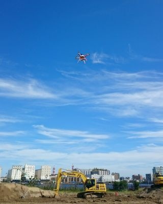コマツの建機とドローン