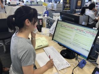 保険金サービス拠点のオペレーターがテキスト化された自身の対応内容をチェックするイメージ