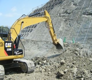 中堅ゼネコン、水谷建設が手掛ける神奈川県厚木市の工事現場。3D対応の油圧ショベルで整形作業を行っている。丁張りは不要に