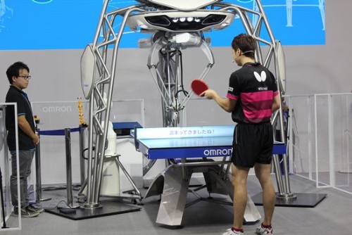 オムロンの卓球ロボット「フォルフェイス」2017年版