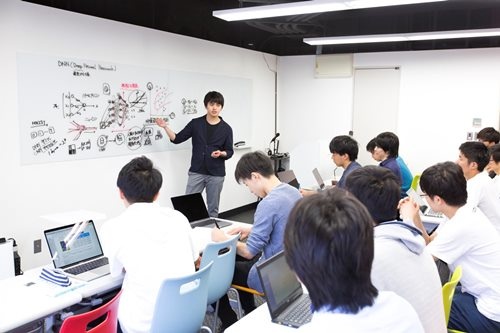 東京・渋谷の会議室で、東大人工知能開発学生団体HAITの学生を相手に深層学習の講義を行う、STANDARDの石井大智代表取締役CEO