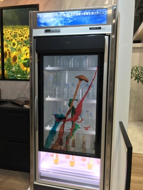 BOEジャパンが展示した店舗用の冷蔵庫。ドアにディスプレーが組み込まれている。絵の具などのカラフルな映像を切り替えていた。距離センサーを組み込むことにより、近くに立った人物の身長を測ったりできるという