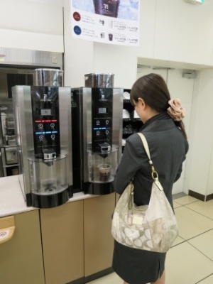 1杯ごとに挽きたてのコーヒーをいれるセブンカフェ