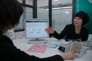 りそな銀行の窓口では、住宅ローンや複雑な金融商品を分かりやすく説明して契約につなげる