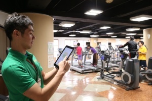 フィットネスクラブのパレット中川(横浜市)。100万人の健康統計データや健康診断の情報を会員とトレーナーが共有する(Photo by Tsutomu SUYAMA)