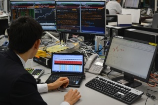 顧客から受託した資産を株式などで運用するディーリングルーム