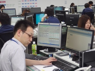 トランコムは分析ツールでデータを分析したうえで、取引先に早期の情報提供を働きかけ、KPIの改善につなげた(名古屋市の拠点)