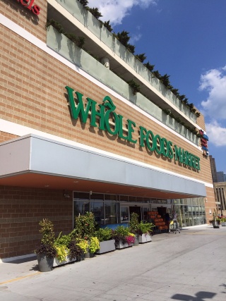 Amazonが137億ドルで買収した高級食品スーパー大手の米Whole Foods