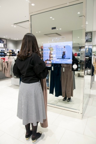GU横浜港北ノースポート・モール店では、欲しい商品を使ったスタイリング写真や投稿レビューなどが、デジタルサイネージに次々に表示される
