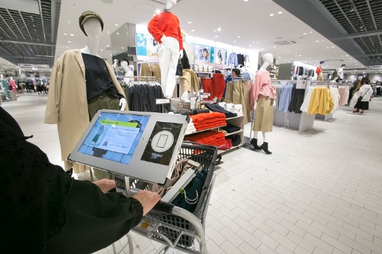 カートに設置されたタブレット型デジタルサイネージには、カートに入れた欲しい商品の情報だけでなく、近くの棚に置かれた商品のオススメ情報も自動的に表示される