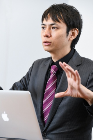 山本 覚 データアーティスト代表取締役社長<br>慶應義塾大学応用化学科卒業、東京大学大学院物理学専攻修士課程卒業、東京大学大学院技術経営戦略学専攻退学。東京大学大学院の松尾豊准教授の研究室で人工知能を専攻。高い技術力を背景にコンサルティングとサービスを提供
