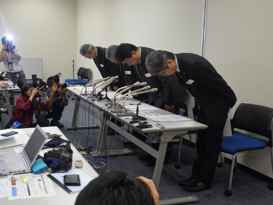 広告主に対し過剰な請求が行われていたとして、電通の中本祥一副社長ら幹部が9月23日の記者会見で頭を下げた