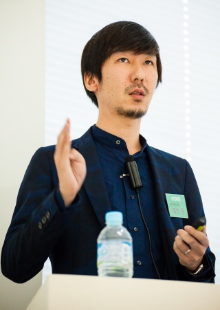 参加者に語りかける中川政七商店CDO(チーフ・デジタル・オフィサー)の緒方恵氏