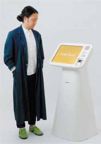角田陽太氏と同氏がデザインを手掛けたキオスク端末「O:der Kiosk」（写真提供：Showcase Gig、撮影：Junichi Kusaka）