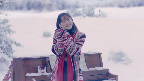 撮影は毎年夏、スタジオに雪の世界を作って行われている。季節はずれの衣装を探すため、スタイリストはいつも苦労しているとか。11年の起用当時は23歳だった新垣も30歳。「最後の『しあわせだなぁ~』という言葉やポーズを考えるときに、年齢相応のかわいらしさを表現したいと思いました」(朝生氏)