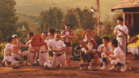 17年の「懐かしの味」編の続編に当たり、成長して野球部に入ったムロ少年とそのおばあちゃん、妹、大人になったムロとその息子という5役すべてをムロが演じて画面はムロだらけに