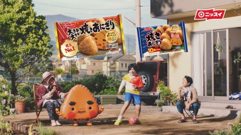 最後のカットで、おばあちゃん共にムロ親子を見守っているのが、オリジナルキャラクターの「やき おにお」