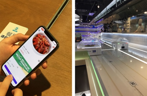 アリババ「盒馬鮮生」（フーマーションシェン）では食材を購入して、手元のスマートフォンから料理をオーダーすると、ロボットがテーブルまで料理を運んできてくれる（筆者撮影）