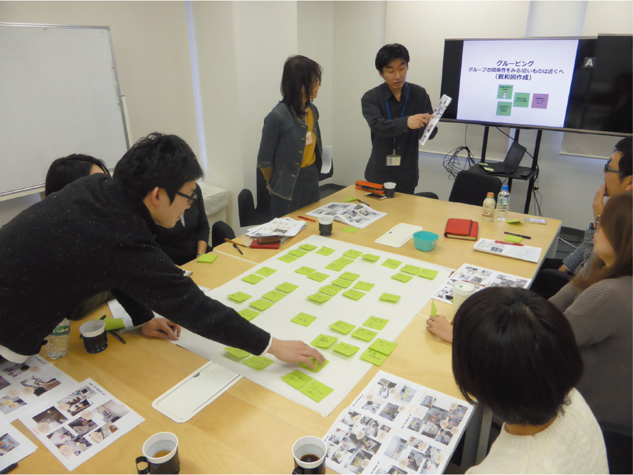 ワークショップで、各人が気づきを付箋紙に書き込み、模造紙に貼る