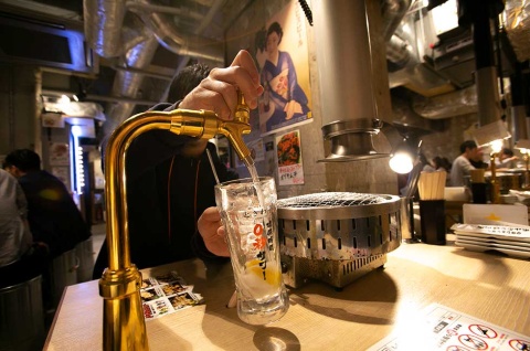 卓上の蛇口からはチューハイが出てくる。時間内であれば何杯でもレモンサワーが飲める