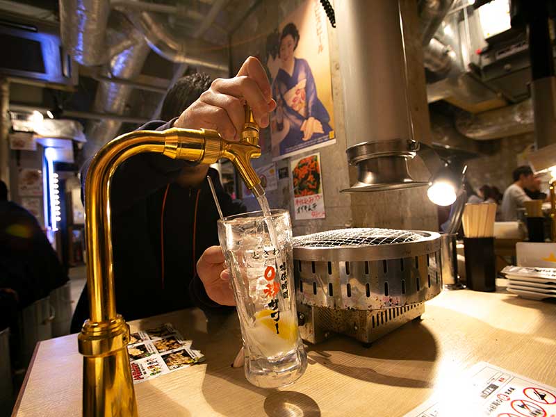 客席に謎の蛇口　若者を虜にした「0秒レモンサワー」