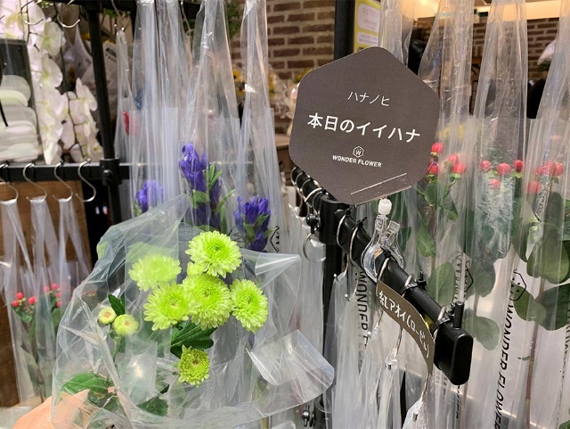 若者の間で自宅に花を飾る新習慣広がる 不思議な花瓶もヒット 日経クロストレンド 若者の間で自宅に花を飾る新習慣広がる 不思議な花瓶もヒット 日経クロストレンド