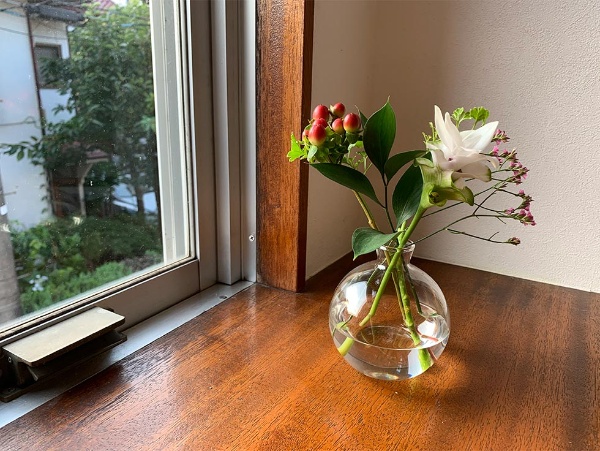 若者の間で自宅に花を飾る新習慣広がる 不思議な花瓶もヒット 日経クロストレンド 若者の間で自宅に花を飾る新習慣広がる 不思議な花瓶もヒット 日経クロストレンド