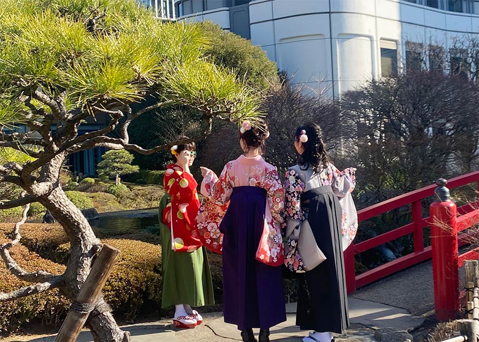 ホテルニューオータニ自慢の広大な日本庭園は、映えるスポットが盛りだくさん。はかまや振り袖をレンタルして散策することも可能