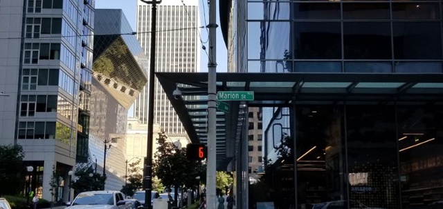 2号店もシアトル市内のオフィス街の中心に位置する。シアトル中央図書館やコロンビアセンターの至近にある。2階が空きスペースとなっているように見える