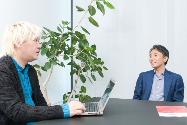 津田大介氏(左)とグリー共同創業者で現在は慶應イノベーション・イニシアティブ社長を務める山岸広太郎氏