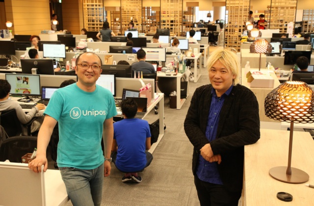 Fringe81のオフィスにてCEOの田中弦氏（左）と津田大介氏