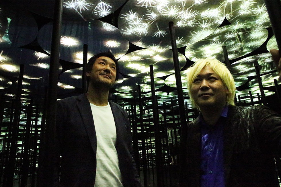 チームラボ猪子氏（左）と津田大介