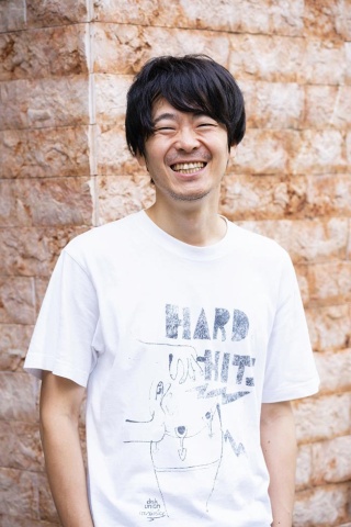 角張 渉(かくばり・わたる) 1978年、宮城県仙台市生まれ。97年、大学入学とともに上京。2002年3月に、レーベルとアーティストマネジメントを手掛けるカクバリズムを設立。著書名の「衣食住音」は、レーベルのキャッチコピーでもある