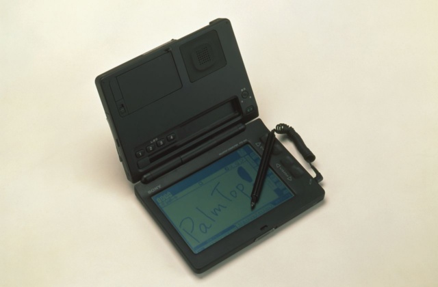 ソニーが1990年に発売した「Palm Top」。手書き入力を採用した手のひらサイズのコンピューターだった。前刀氏が見たのはさらに前のものだという
