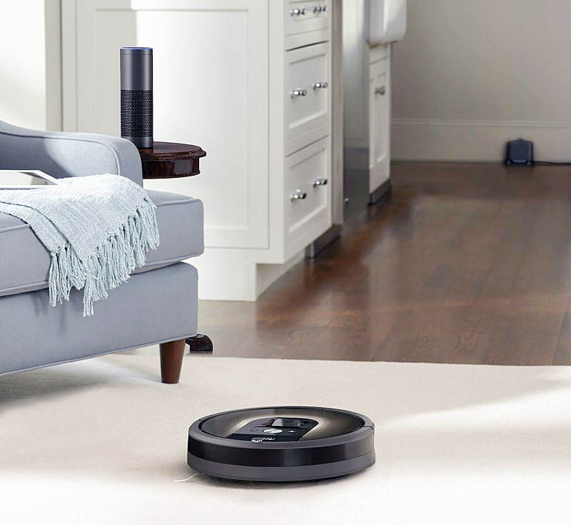 無線LAN対応のルンバは、アマゾンのスマートスピーカー「Amazon Echo」を使って命令もできるようになった。「アレクサ、ルンバを使って掃除して」と話しかけるとルンバが掃除してくれる。ますます愛着を持つ人が増えそうだ（写真はアイロボットジャパンのリリースから）