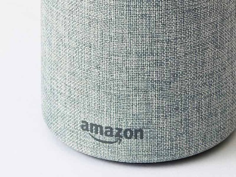 Amazon Echoは製品の下部正面にしっかりとアマゾンのロゴが入っている
