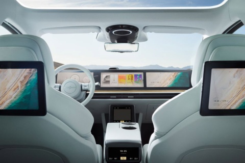 「VISION-S 02」は、従来の自動車では計器やダッシュボードがあるあたりに横長のディスプレーを配する（写真／ソニー）