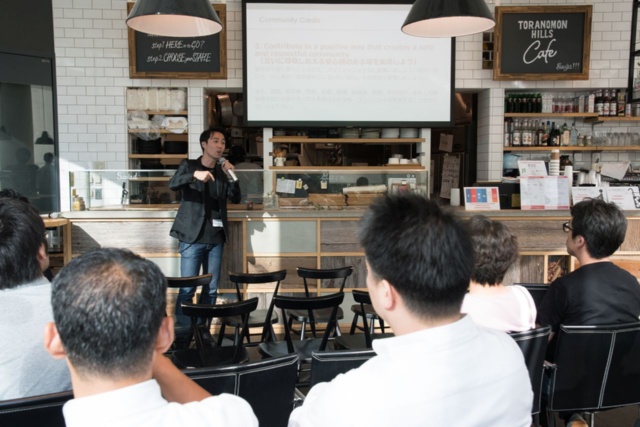 Venture Cafe Tokyoは起業家などが集うイベント「Thursday Gathering」を開催する。前で話すのはプログラムマネジャーの小村隆祐氏