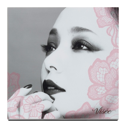 安室奈美恵さんと共同開発した化粧品「ヴィセ リシェ アイカラーパレット NA」の品薄を受けて、コーセーは異例の抽選販売を行う