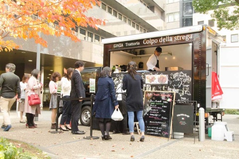 Mellowが配車するフードトラック。ランチ営業で行列が絶えない人気店が多い