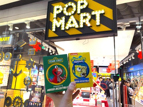 北京市内の「POP MART」前で撮影した「盲盒(ブラインドボックス)」