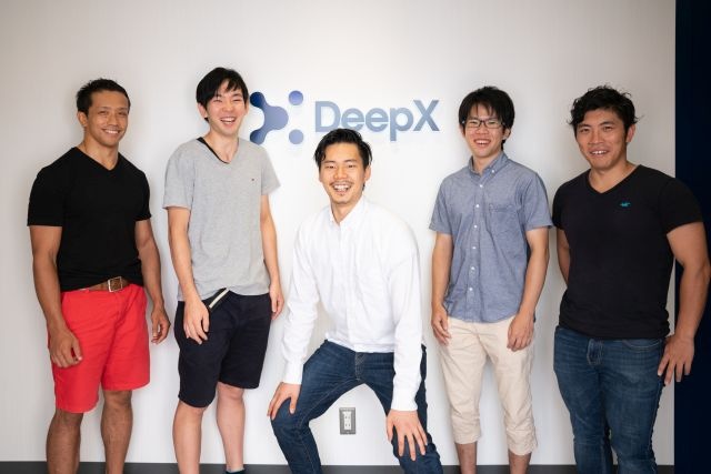 那須野薫代表取締役(中央)をはじめとするDeepXの主力メンバー
