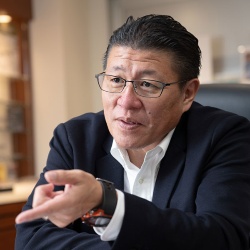 メガネスーパー社長の星崎尚彦氏